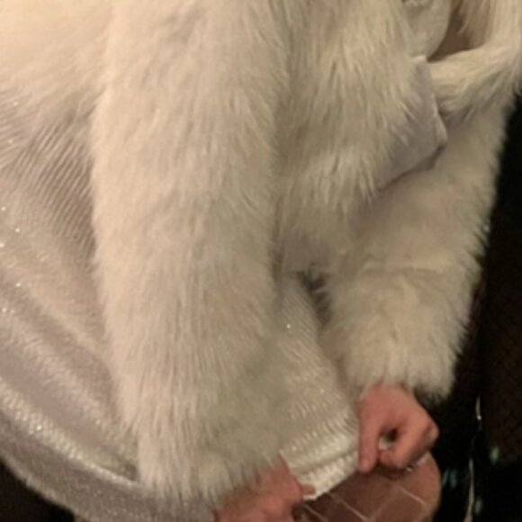 White Fur Jacket - Target Girls XXL (Fits A Medium) - Only Worn Briefly In Pics - Picture 8 of 8